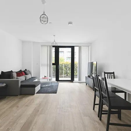Modern 2 Bed 2 Bath With Patio Access * London
