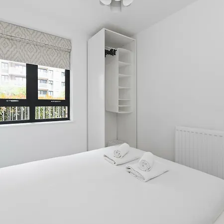Apartment Modern 2 Bed 2 Bath With Patio Access London