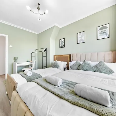 2 Bed Sleeps 7 Comfort Style Combined Apartment