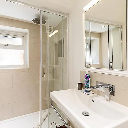 Stylish Kings Cross With Garden Retreat Apartment