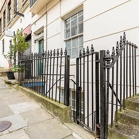 Stylish Kings Cross With Garden Retreat Apartment London