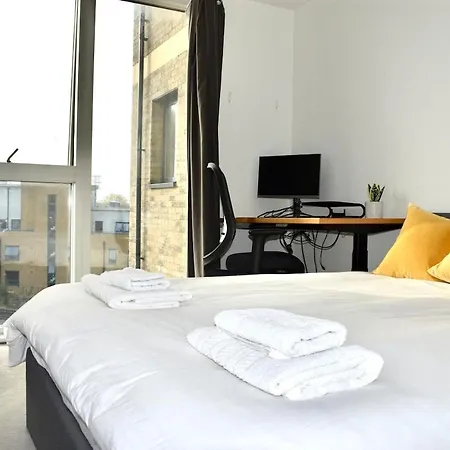 Breathtaking Camberwell Skyline Views Apartment