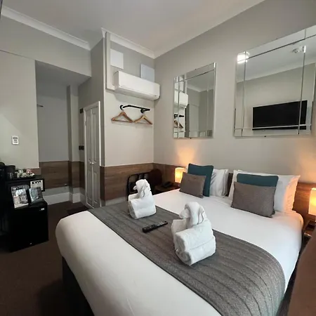 Tudor Court 3* Londýn