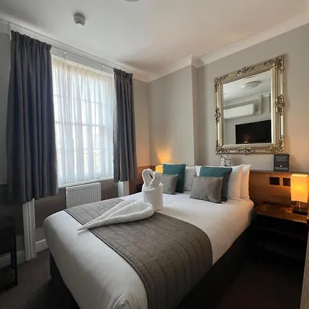 Tudor Court Hotel 3*