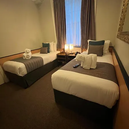 Tudor Court 3*