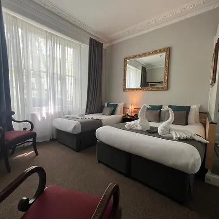 Tudor Court 3*