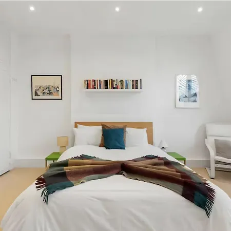 Beautiful 3 Bed In Leafy Hampstead Apartment