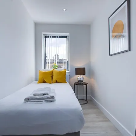 Apartment Hybrid Resi - Near Heathrow Airport With Onsite Car Parking