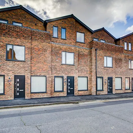 Apartment Hybrid Resi - Near Heathrow Airport With Onsite Car Parking *