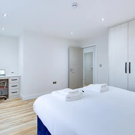Hybrid Resi - Near Heathrow Airport With Onsite Car Parking Apartment