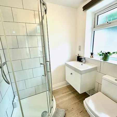 Garden 1-bed Flat 30min To Downtown & Free Parking Apartment London