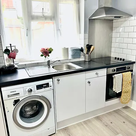 Garden 1-bed Flat 30min To Downtown & Free Parking