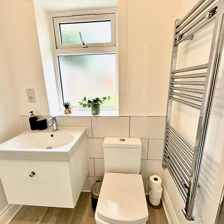Garden 1-bed Flat 30min To Downtown & Free Parking Appartement Londres