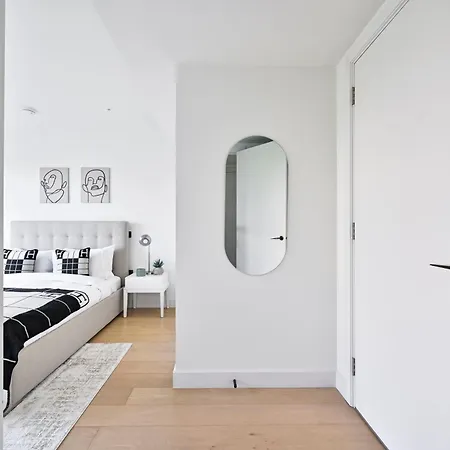 Luxury 2-bed 2-bath -white Living -steps To Tube