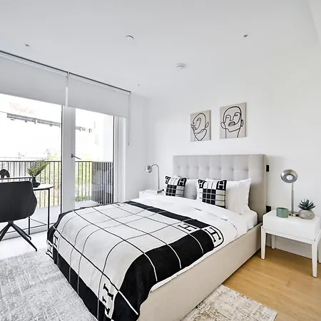 Luxury 2-bed 2-bath -white Living -steps To Tube 公寓