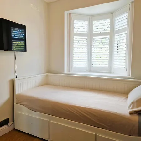 Cosy Single Bed In Morden London Homestay