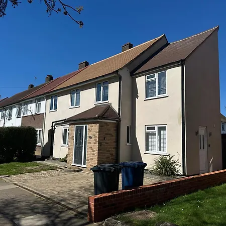5 Ensuite Bedroom Near Heathrow & Business Hubs Ideal For Contractors!