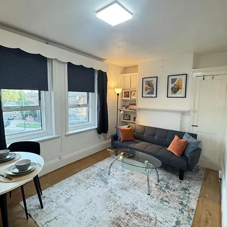 Apartment Modern 2-Bed Apartment, 8Min To Stratford Station, Sleeps 6 London