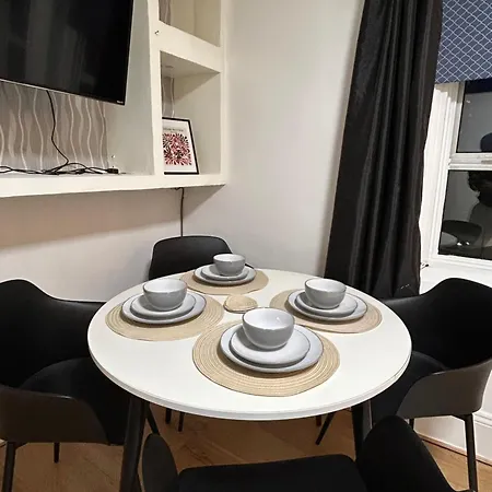 Apartment Modern 2-Bed Apartment, 8Min To Stratford Station, Sleeps 6 *