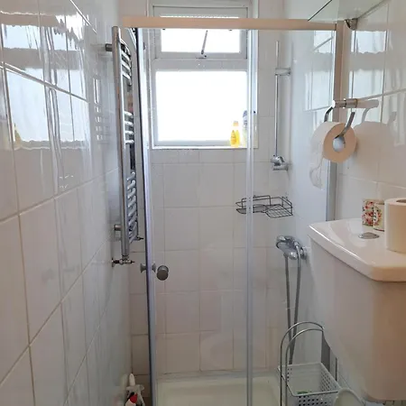 Town House- Close To London Train Station Ilford