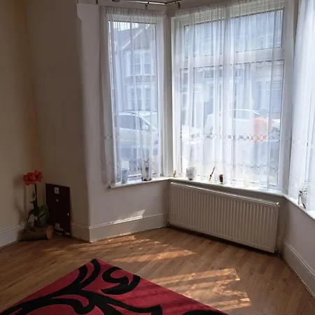 Town House- Close To London Train Station * Ilford