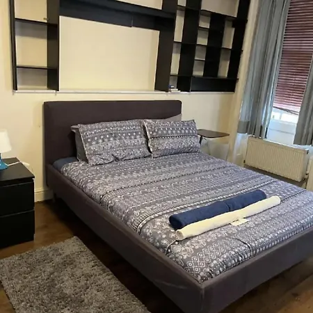 Spacious One-bedroom Flat In Westminster Near Embankment,