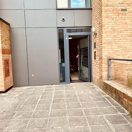 Spacious And Luxury 2 Bed 2 Bath Just 5 Minutes Walk From The Underground Apartment