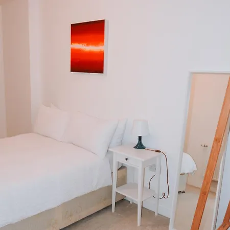 Spacious And Luxury 2 Bed 2 Bath Just 5 Minutes Walk From The Underground Apartment London