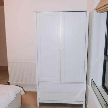 Spacious And Luxury 2 Bed 2 Bath Just 5 Minutes Walk From The Underground London