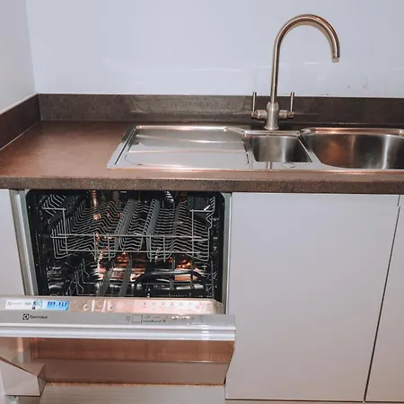 Spacious And Luxury 2 Bed 2 Bath Just 5 Minutes Walk From The Underground Apartment London