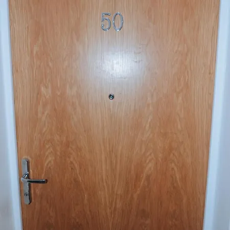Spacious And Luxury 2 Bed 2 Bath Just 5 Minutes Walk From The Underground *