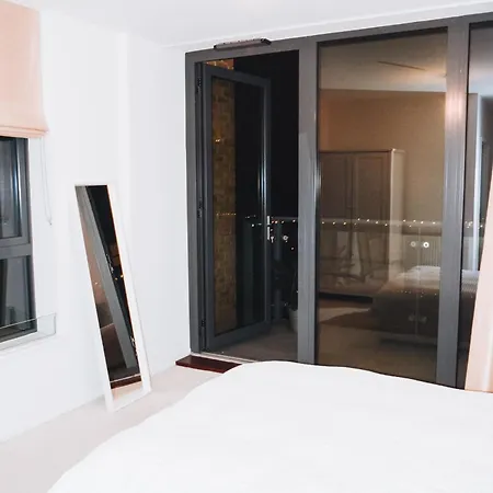 Spacious And Luxury 2 Bed 2 Bath Just 5 Minutes Walk From The Underground * London