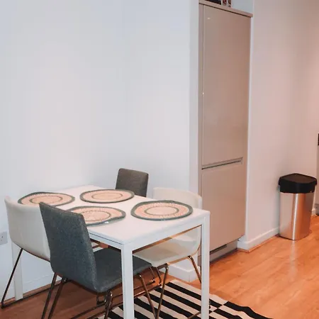 Apartment Spacious And Luxury 2 Bed 2 Bath Just 5 Minutes Walk From The Underground London