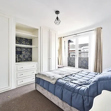 Elgin Mews North Beside Maida Vale Tube And Parking Long Term Bookings