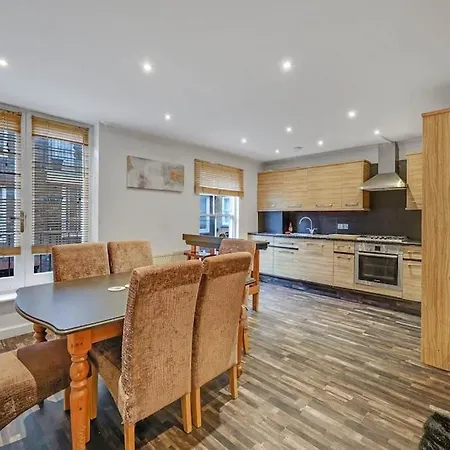 Elgin Mews North Beside Maida Vale Tube And Parking Long Term Bookings * London
