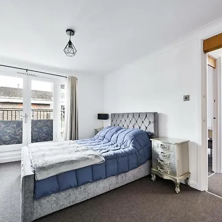 Elgin Mews North Beside Maida Vale Tube And Parking Long Term Bookings