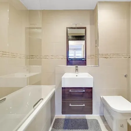 Elgin Mews North Beside Maida Vale Tube And Parking Long Term Bookings London