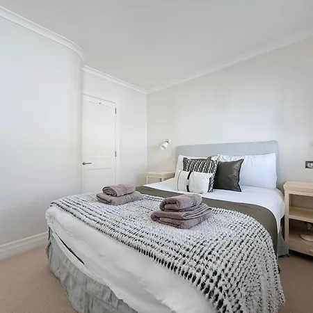 Stylish 3-bedroom Terrace House Near Earls Court *