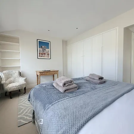 Stylish 3-bedroom Terrace House Near Earls Court *