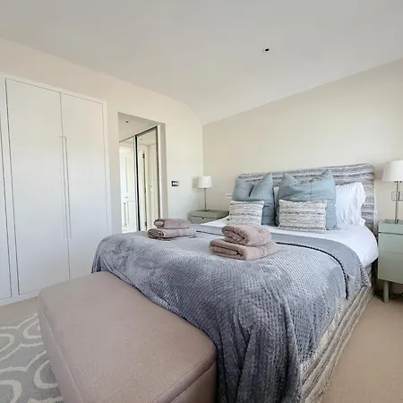 Stylish 3-bedroom Terrace House Near Earls Court *