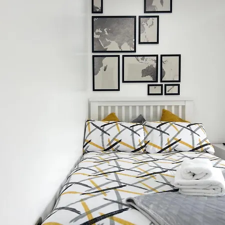 Homestay Private With En-suite Bus Stop Outside - East Croydon Tain Station 10 Mins Away *