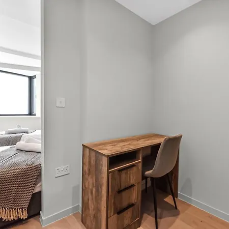Sleek And Modern 4br Ultimate Getaway Apartment London