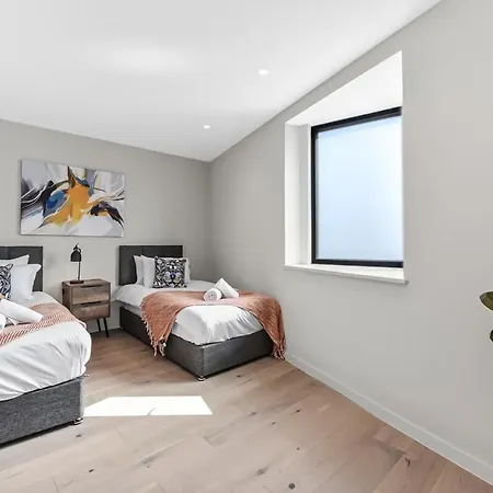 Apartment Sleek And Modern 4br Ultimate Getaway