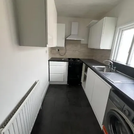 Flat In Shepherd's Bush