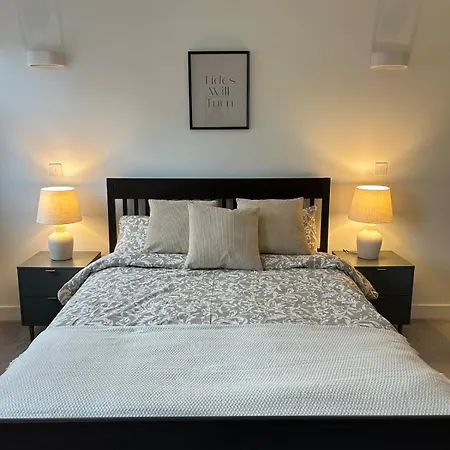 Apartment Modern Cosy 2 Bed Apartment, Smart Tv & Netflix With Private Balcony And View *