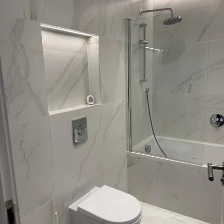 Modern Cosy 2 Bed Apartment, Smart Tv & Netflix With Private Balcony And View * London