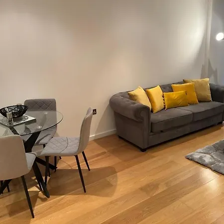 Riverfront: 2 Bed In London - Parking 아파트 브렌트퍼드