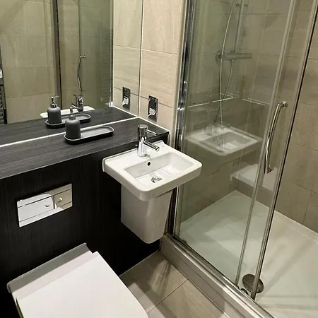 Riverfront: 2 Bed In London - Parking