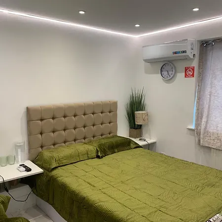 Air Conditioned Modern Double Bed With Private Attached Bathroom - Free Parking - Near London Heathrow Airport & Broadway Bed & Breakfast Southall
