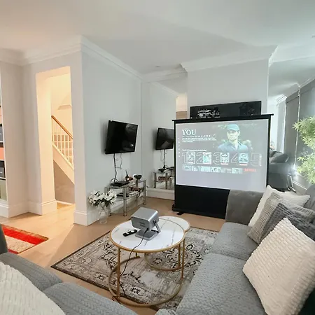 Spacious And Cosy 3brs 5f House In Heart Of Villa *